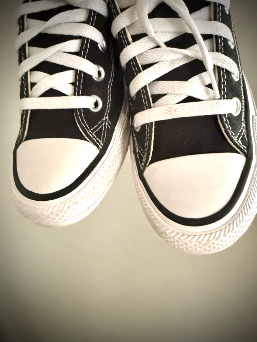 Converse Black & White Women’s Size 6 Low Top Sneakers - Picture 6 of 9